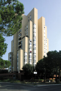Roma 1973-78. Quartiere Laurentino: edificio a torre (Foto R. Lenci)